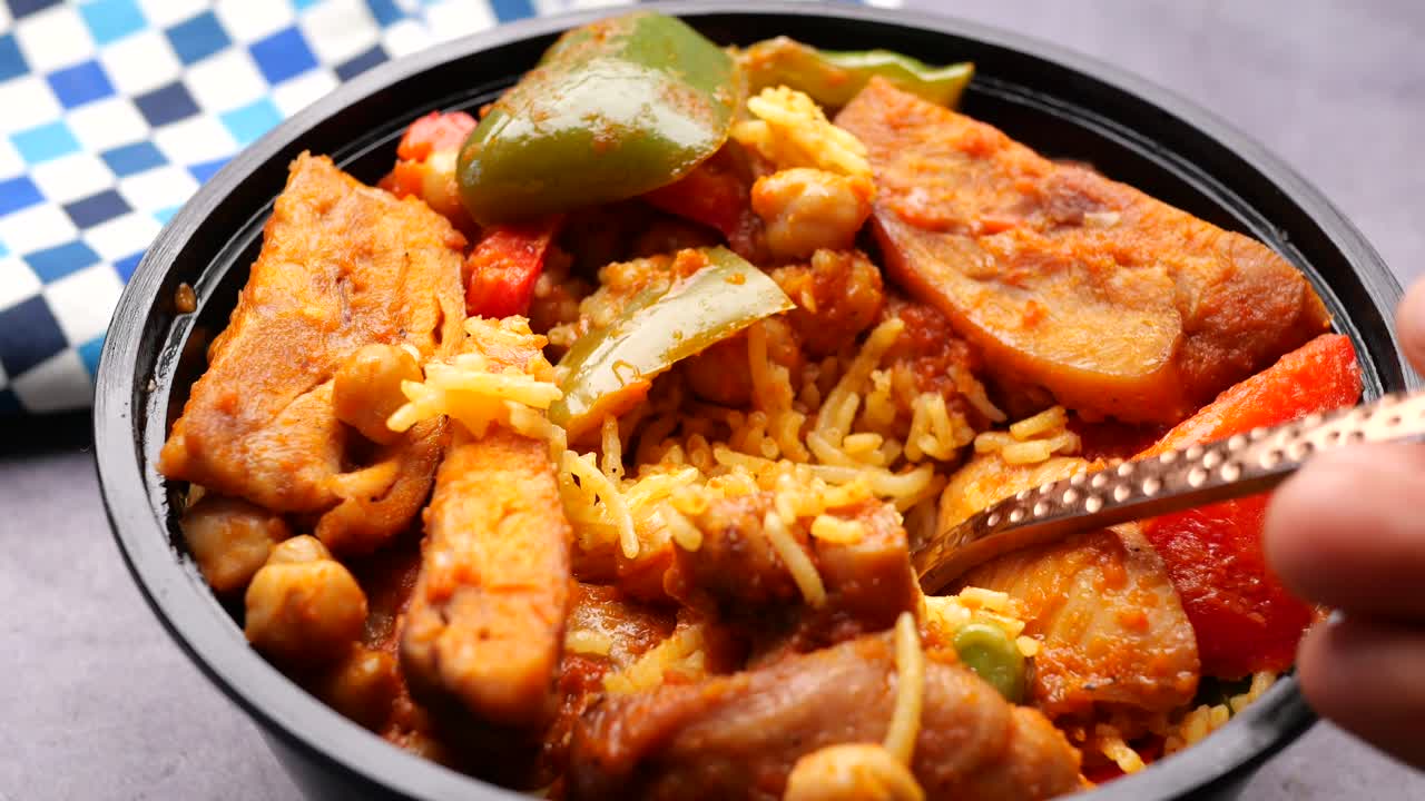 delicioso tazón de pollo y arroz de verduras