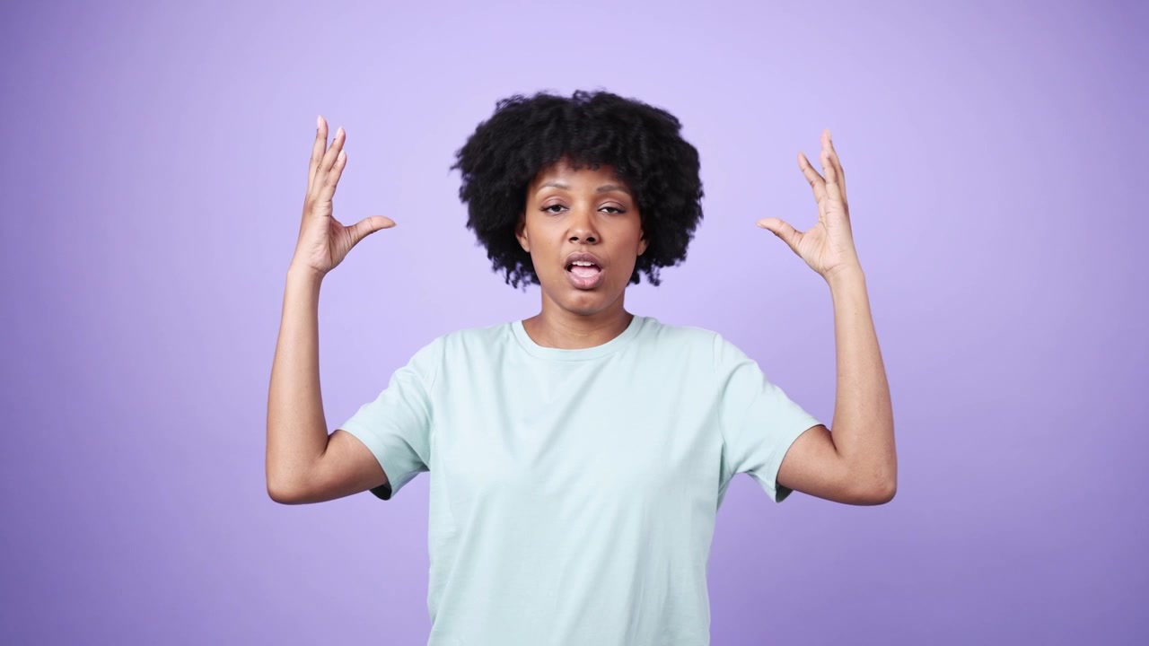 Wanita Afrika-Amerika Muda Mengisyaratkan Kekesalan dan Kewalahan.