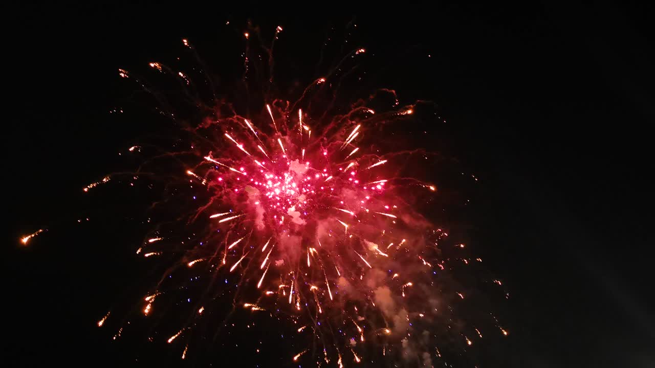 4k fuegos artificiales de colores en el cielo nocturno.