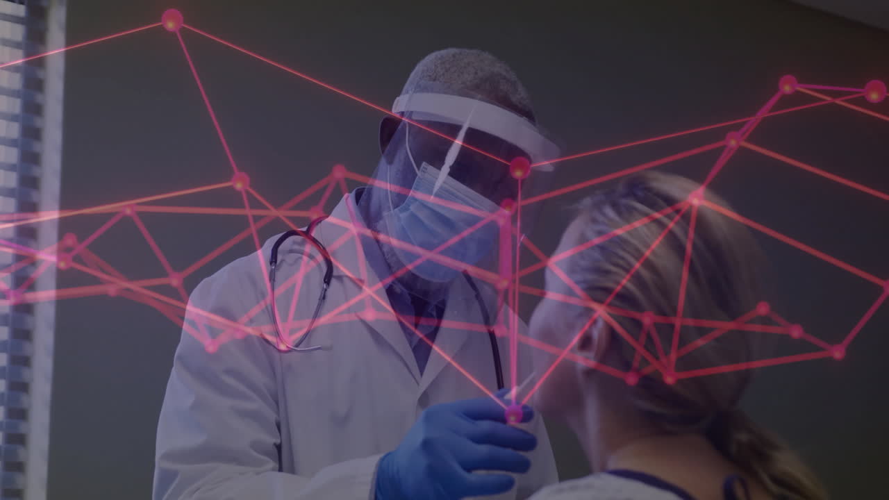 Realizando exame médico, médico usando animação de rede digital em paciente na clínica.