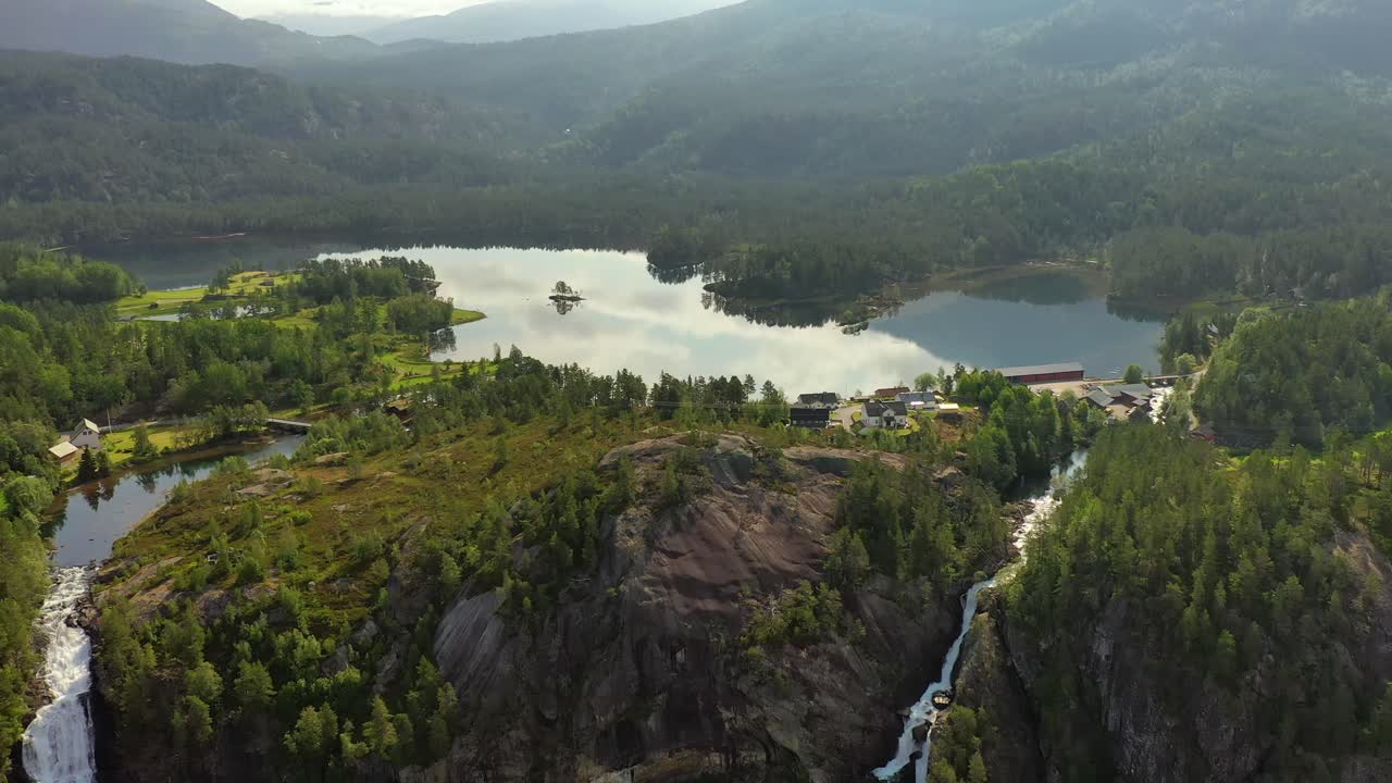 latefossen es una de las cascadas más visitadas de noruega y se encuentra cerca de skare y odda en la región de hordaland, noruega. consiste en dos arroyos separados que fluyen desde el lago lotevatnet.