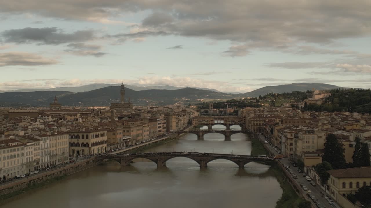 Vista aerea che si allontana sul fiume Arno e sui ponti storici di Firenze