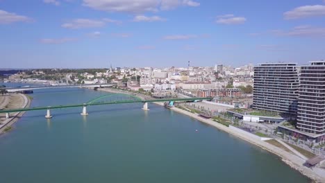 Unglaubliche-Langsame-Panoramaaufnahme-Aus-Der-Luft-Der-Belgrader-Uferpromenade-Am-Fluss-Sava