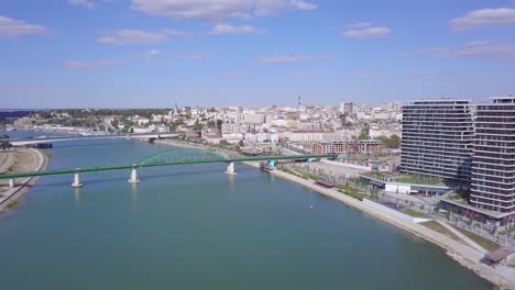 Increíble-Toma-Panorámica-Aérea-Lenta-De-La-Costa-De-Belgrado-En-El-Río-Sava