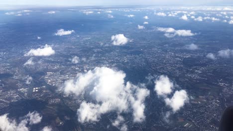 vista desde un avión que volaba sobre la ciudad, paisaje en europa