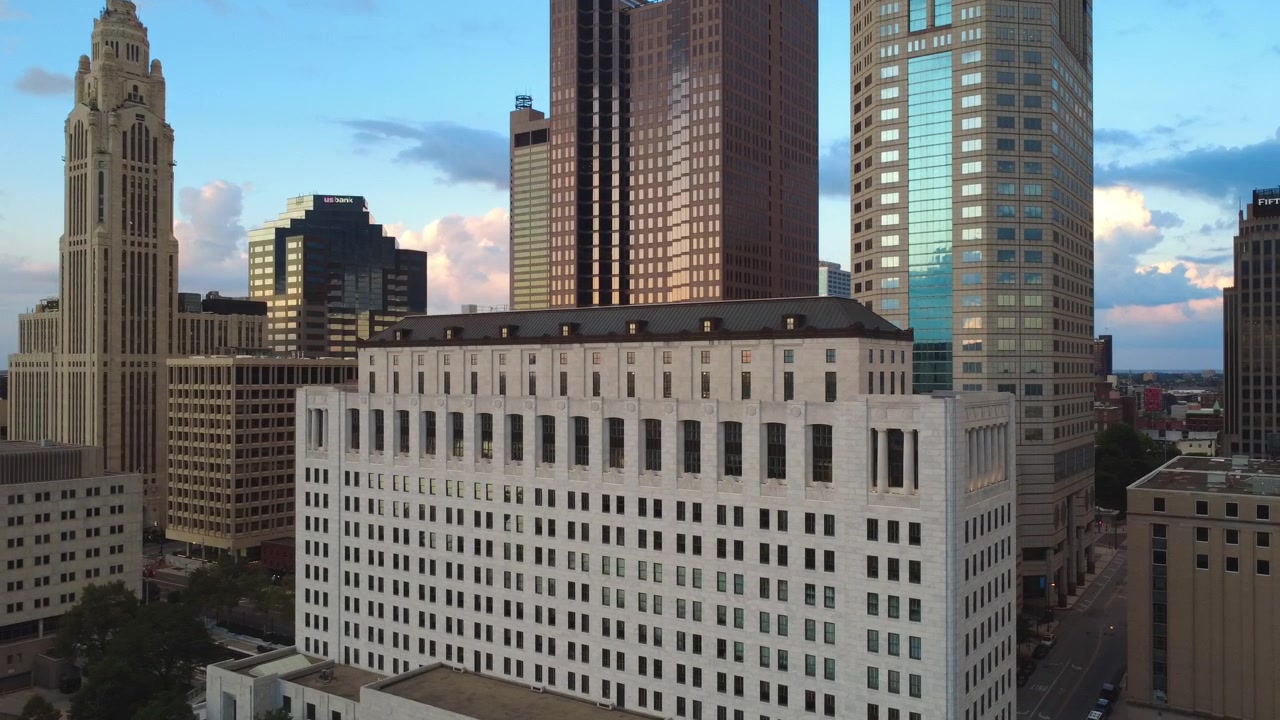 Ripresa con drone dello skyline di Columbus, Ohio, con la LeVeque Tower, l'Ohio Supreme Court Building e la Vern Riffe State Office Tower