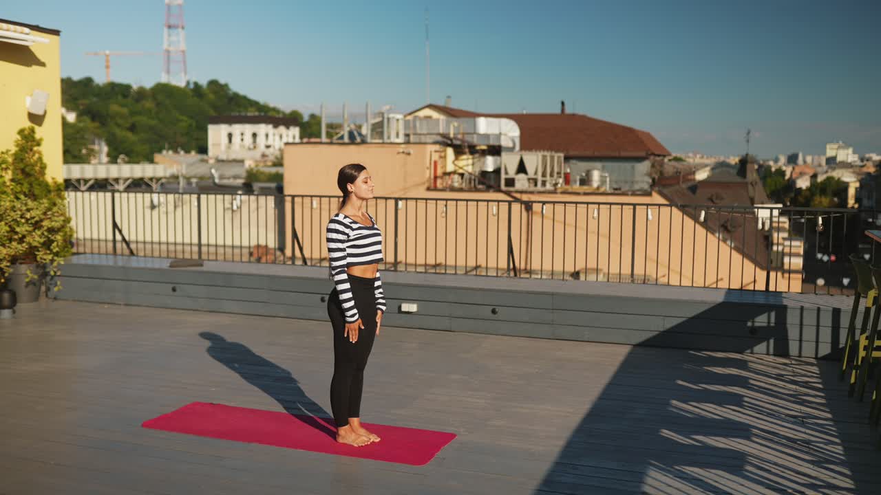 mujer practicando yoga en un techo