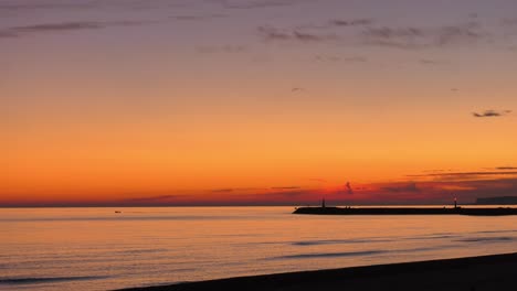 Zeitraffer-Meereslandschaft-Im-Morgengrauen,-Boote-Verlassen-Den-Hafen-Bei-Sonnenaufgang