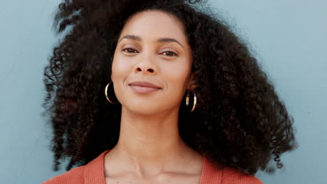 Schwarze-Frau,-Wind-Und-Natürliches-Haarporträt