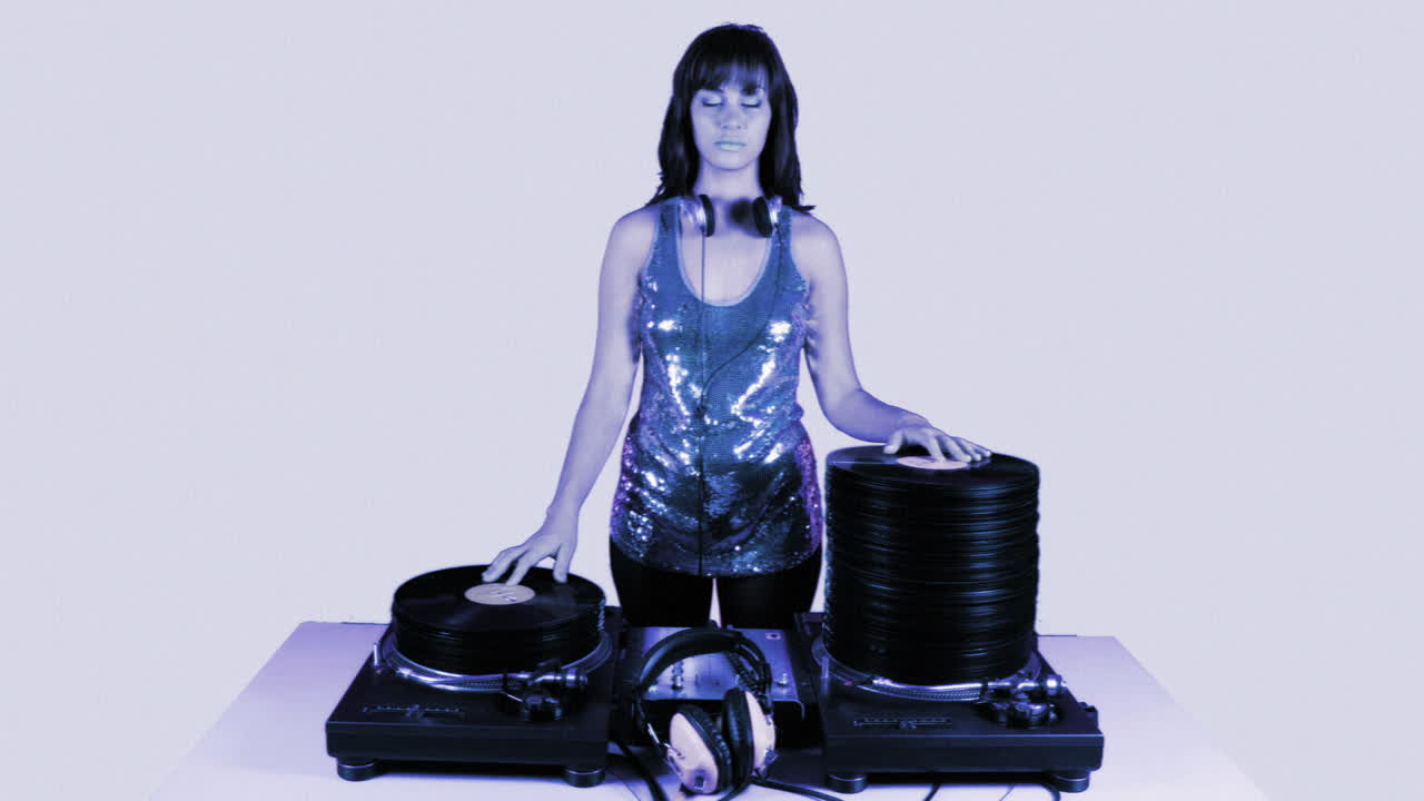 молодая женщина dj 03