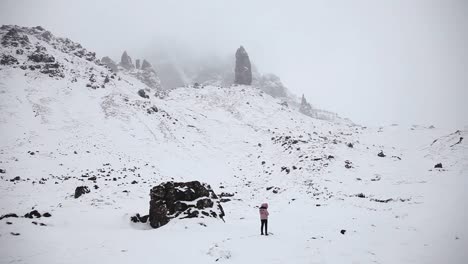 aventurero mirando alrededor escena de invierno, tierras altas, escocia, tiro panorámico, gran angular