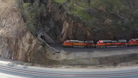 Drohnenflug-Nahaufnahme-Eines-Zuges,-Der-Einen-Tunnel-An-Der-Tehachapi-Schleife-In-Tehachapi,-Kalifornien,-Durchschlug