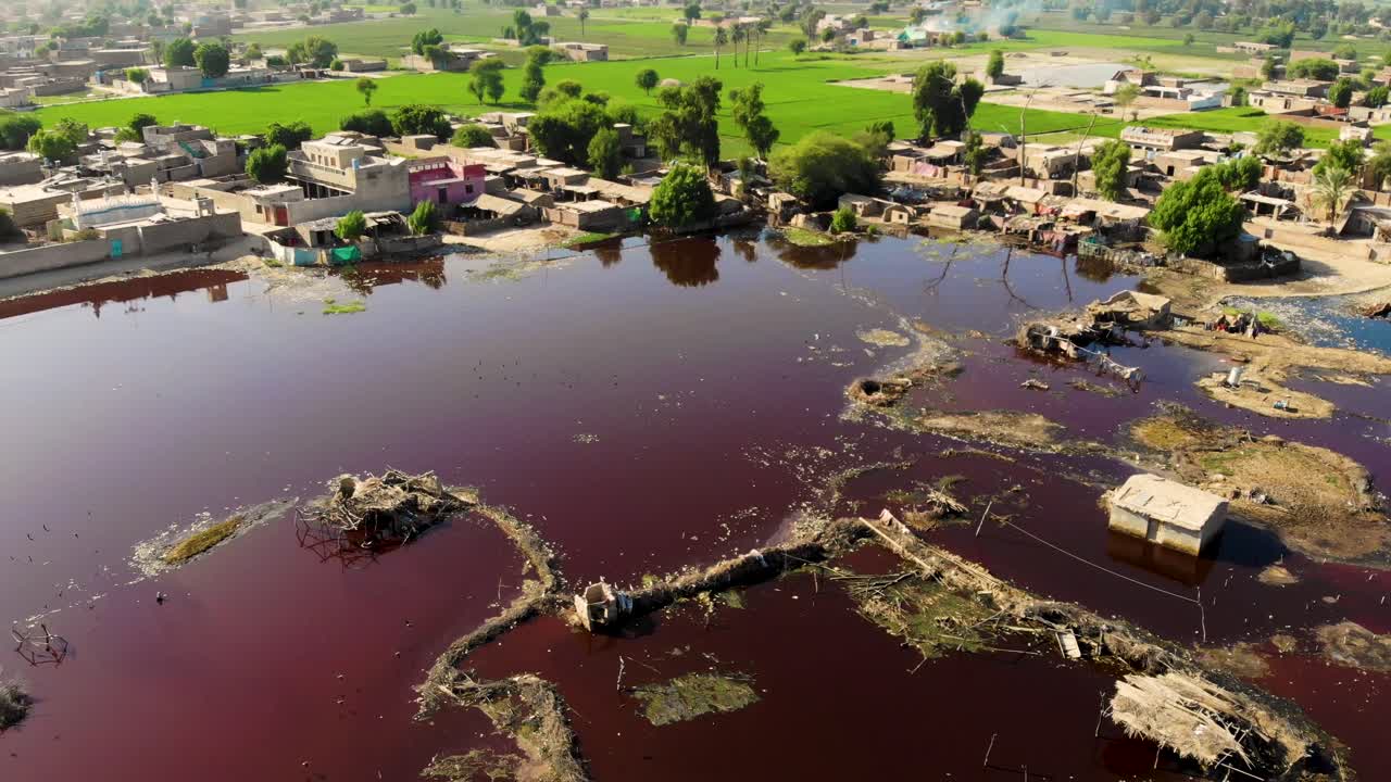 vista aérea de aguas podridas y rancias de color rojo oscuro en daharki