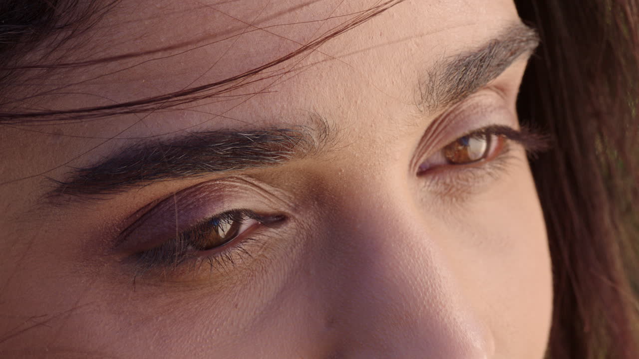 retrato de una hermosa mujer mirando hacia arriba explorando la espiritualidad orando contemplando el viaje con el viento soplando el cabello