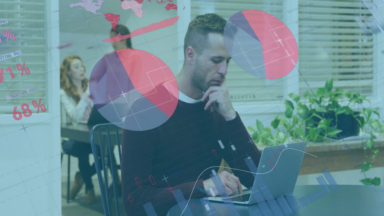 animación de la interfaz infográfica sobre un hombre caucásico sonriente escribiendo en el teclado de una computadora portátil