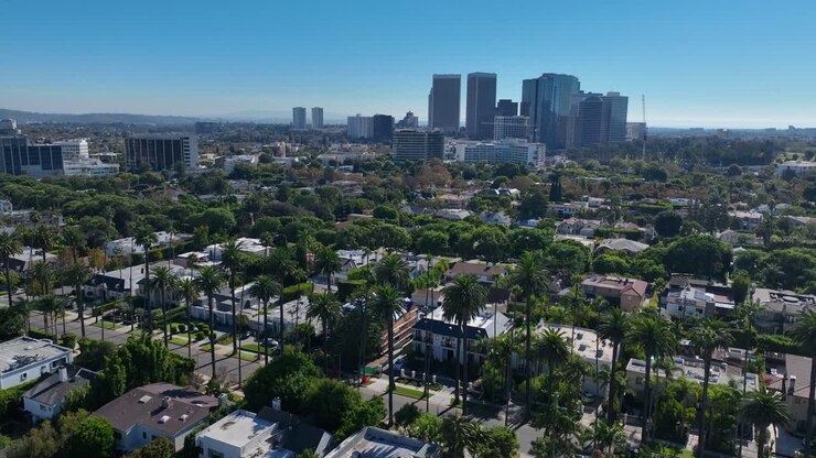 Ripresa panoramica con drone che sorvola Beverly Hills, skyline di Century City sullo sfondo