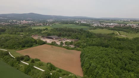 Luftumlaufbahn-Um-Einen-Verlassenen-Militärflugplatz-An-Einem-Bewölkten-Frühlingstag-In-Deutschland