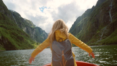 mujer disfrutando de los fiordos noruegos desde un barco