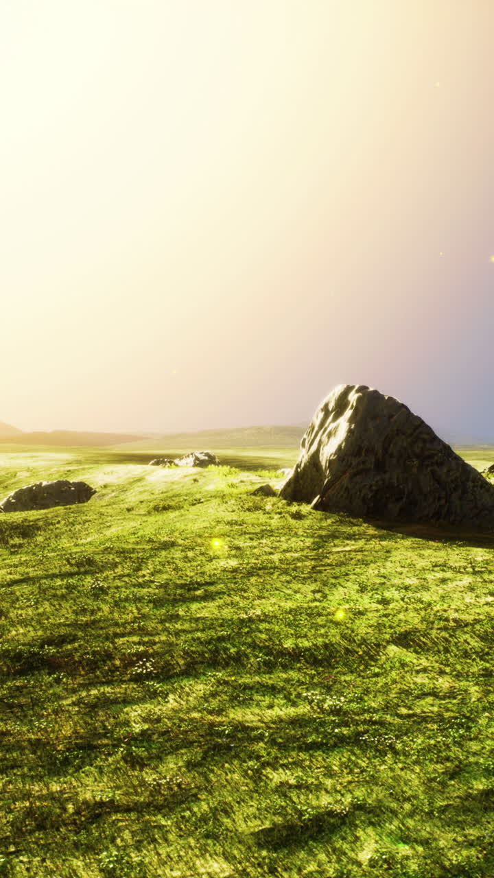 Alba su un campo erboso con formazioni rocciose