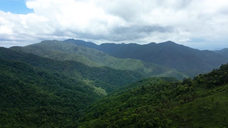 Paisaje-Montañoso-Con-Bosques-Verdes-Y-Nubes-Durante-La-Temporada-De-Lluvias-En-El-Norte-De-Laos,-Selva-Tropical-Prístina