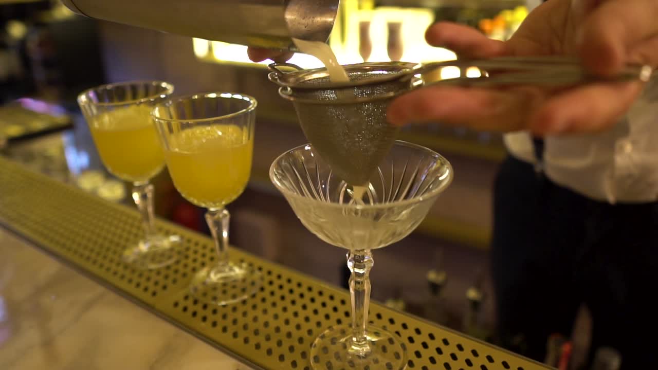 llenando copas de cóctel, barman en un bar antiguo, hd sonyalpha 60fps