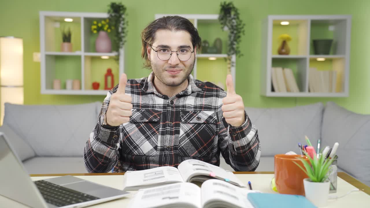 joven esperando el éxito y la buena idea.