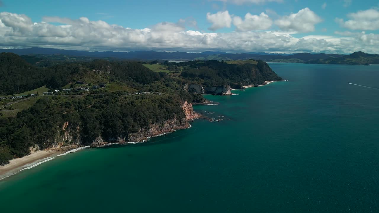 drone volador hacia la ensenada de la catedral, península de coromandel - isla norte de nueva zelanda