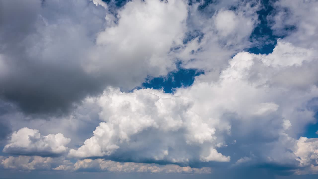 nubes timelapse. nubes cumulonimbus que se forman en el cielo de verano. timelapse aéreo del cielo con la formación de nubes lluviosas