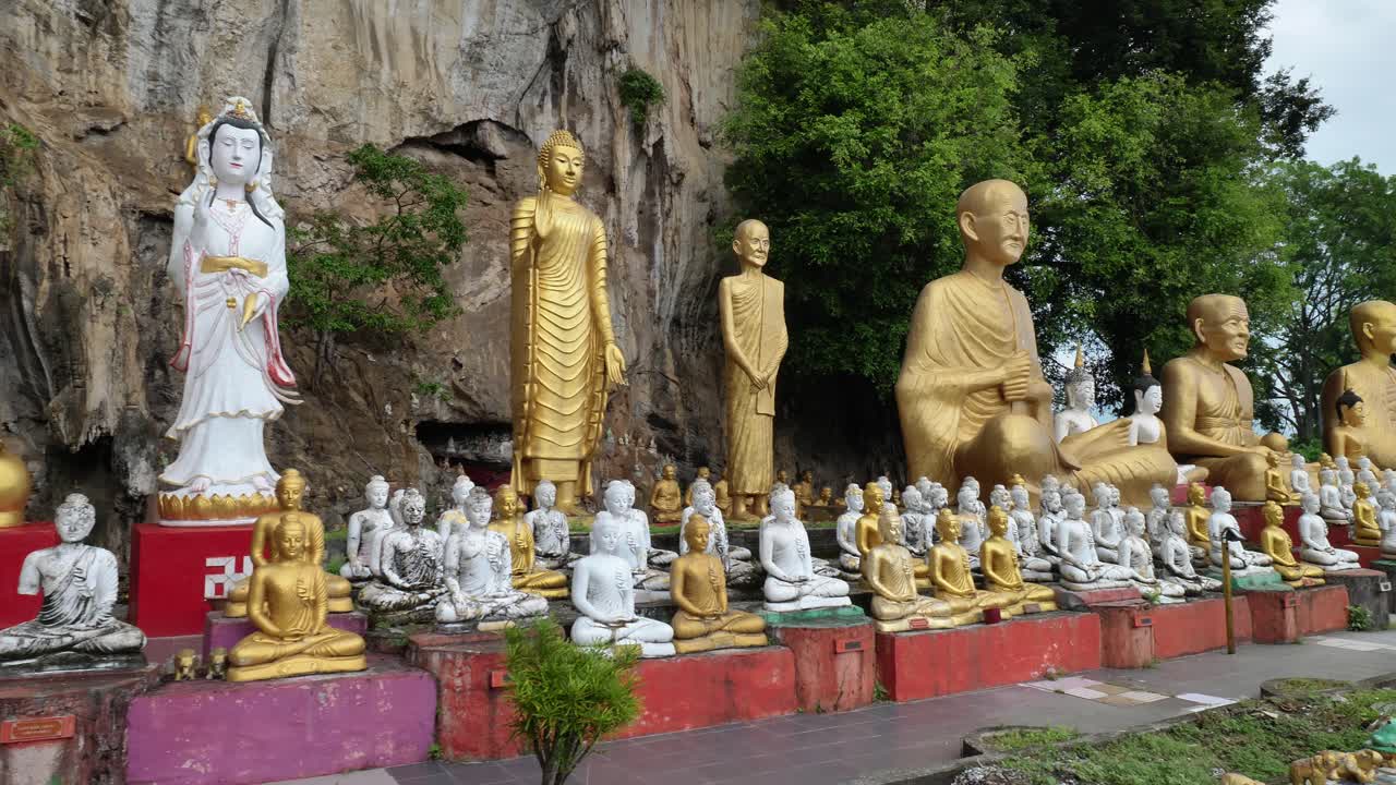 estatua budista en el templo, tailandia, malasia