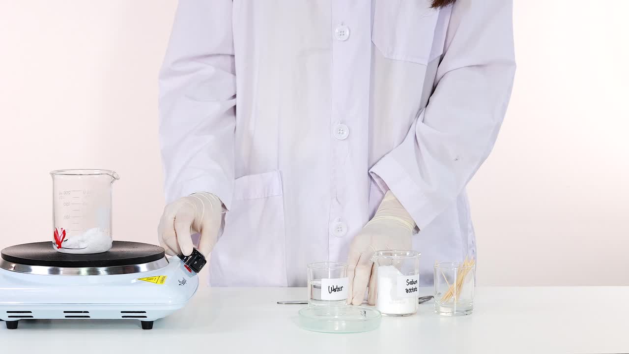 실험실 환경에서 나트 아세테트 결정화를 보여주는