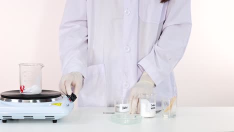 demostración de la cristalización del acetato de sodio en un entorno de laboratorio