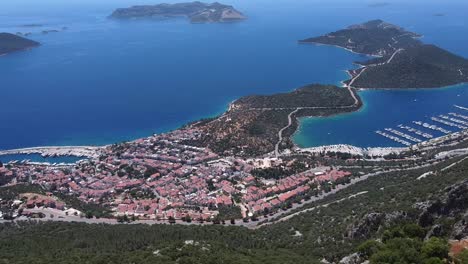 Establecimiento-Aéreo-De-Alto-ángulo-De-Kaş,-Una-Ciudad-Costera-En-La-Costa-Mediterránea-Del-Suroeste-De-Turquía