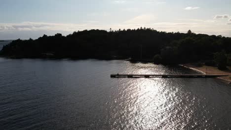 Embarcadero-En-El-Océano-En-Un-Hermoso-Día-De-Verano