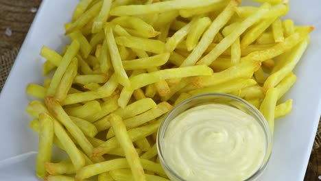 plato giratorio con patatas fritas crujientes (con bucle sin costuras)