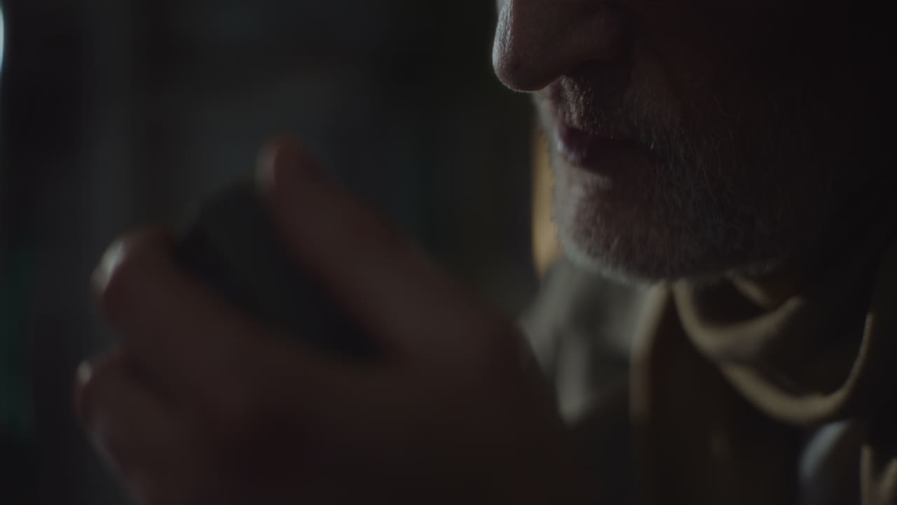 el espía escucha grabaciones discretas.