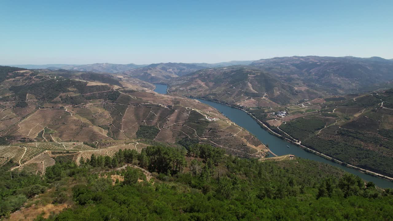 Lo splendido fiume Douro dal punto panoramico di Galafura, vista aerea.