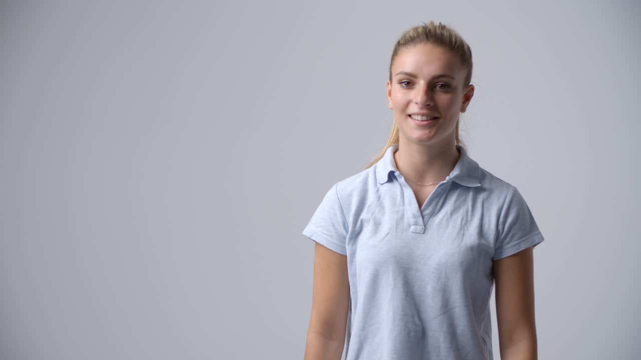 secuencia en cámara lenta de una mujer vestida casualmente en el estudio