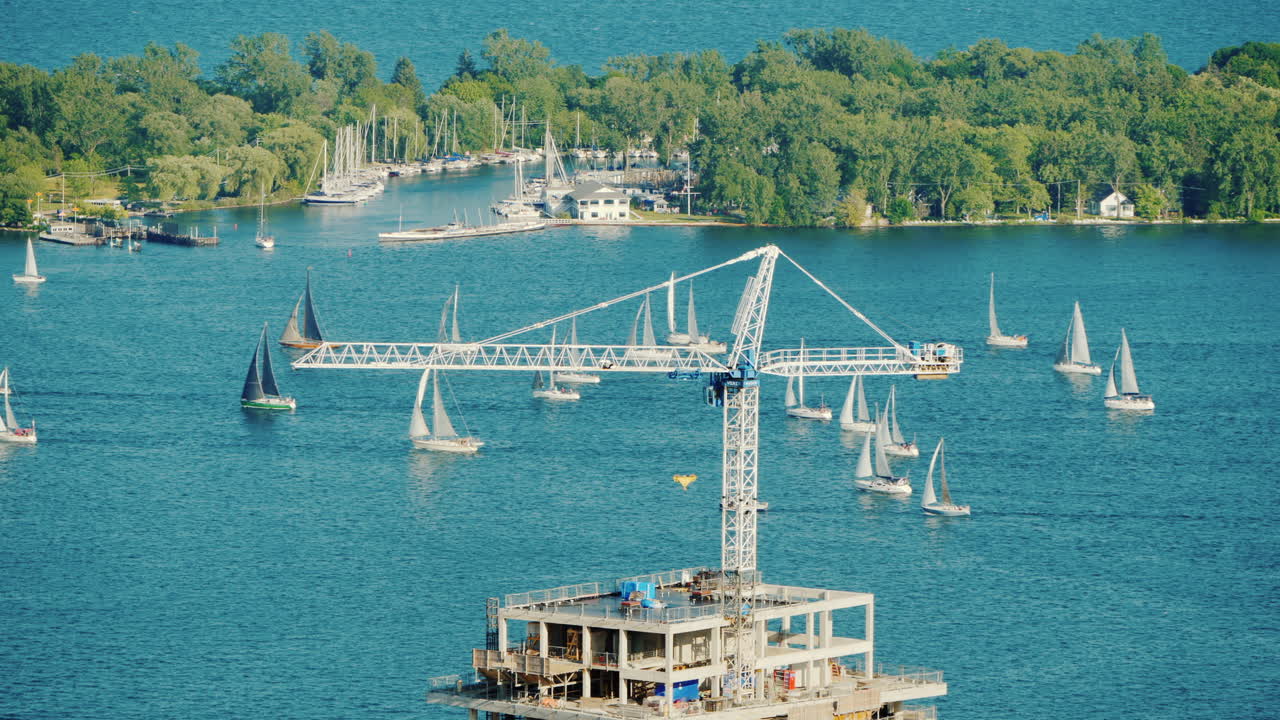 백그라운드에서 마천루 건설의 전망 베이 토론토에 많은 요트가 있습니다