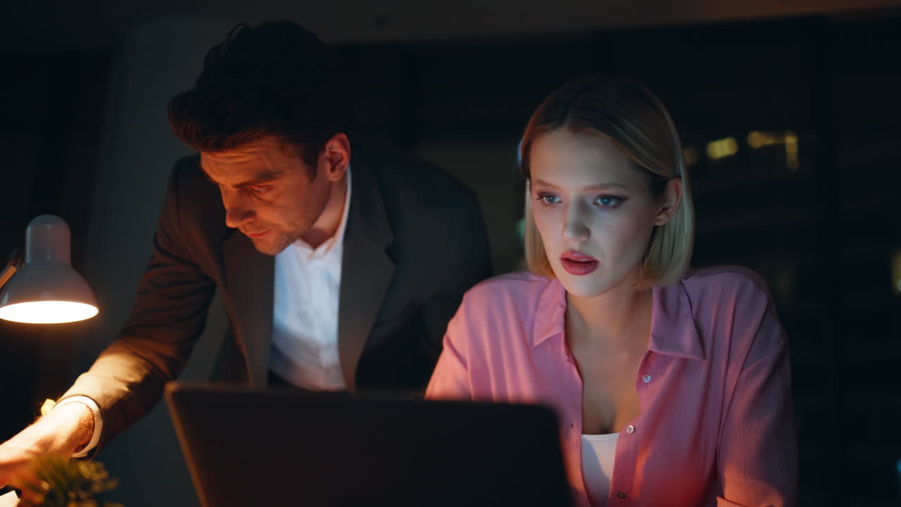 사무실에서 늦게 일하는 동료들