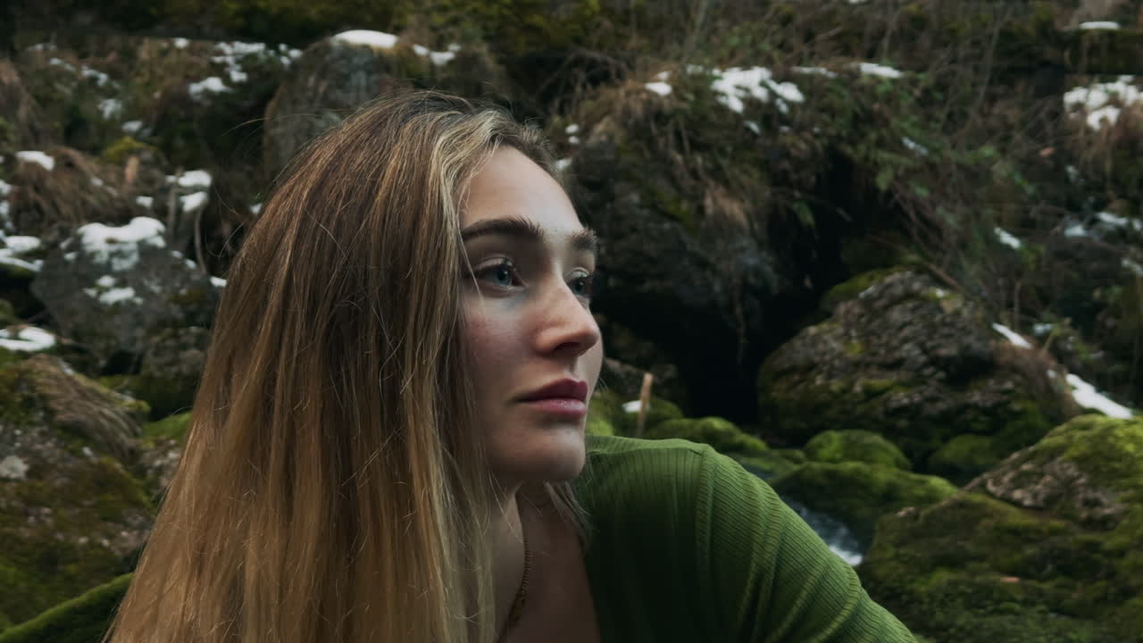 una mujer en un bosque