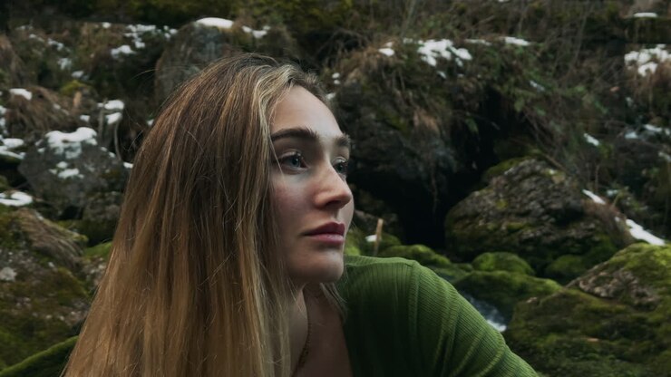 una mujer en un bosque