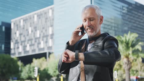 Kaukasischer-Mann,-Der-Auf-Der-Straße-Der-Stadt-Unterwegs-Ist-Und-Auf-Seinem-Smartphone-Spricht