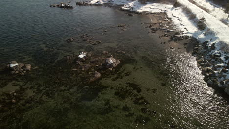 vuelo de drones sobre el océano en invierno con nieve en chandler, quebec, canadá