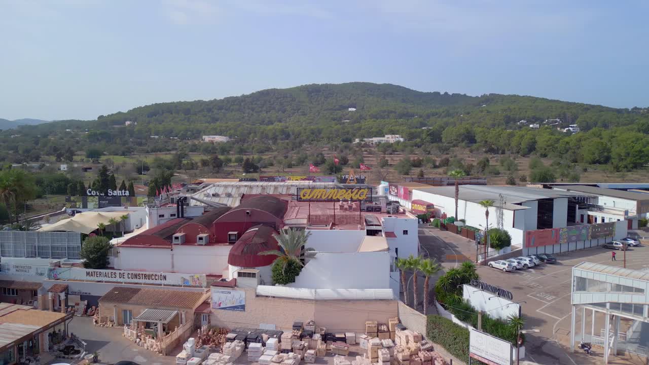 casa con facciata bianca tetto rosso sulla strada