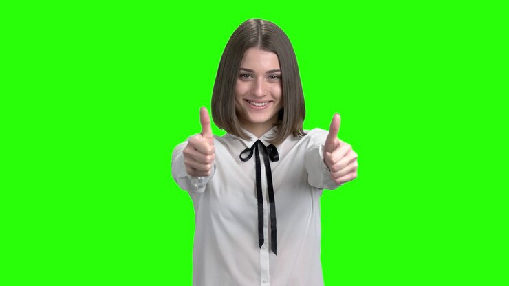 Ragazza carina mostra due pollici in su.