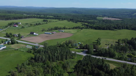 Fotografía-De-Una-Carretera-Tomada-Con-Un-Dron-En-Estrie,-Quebec,-Canadá