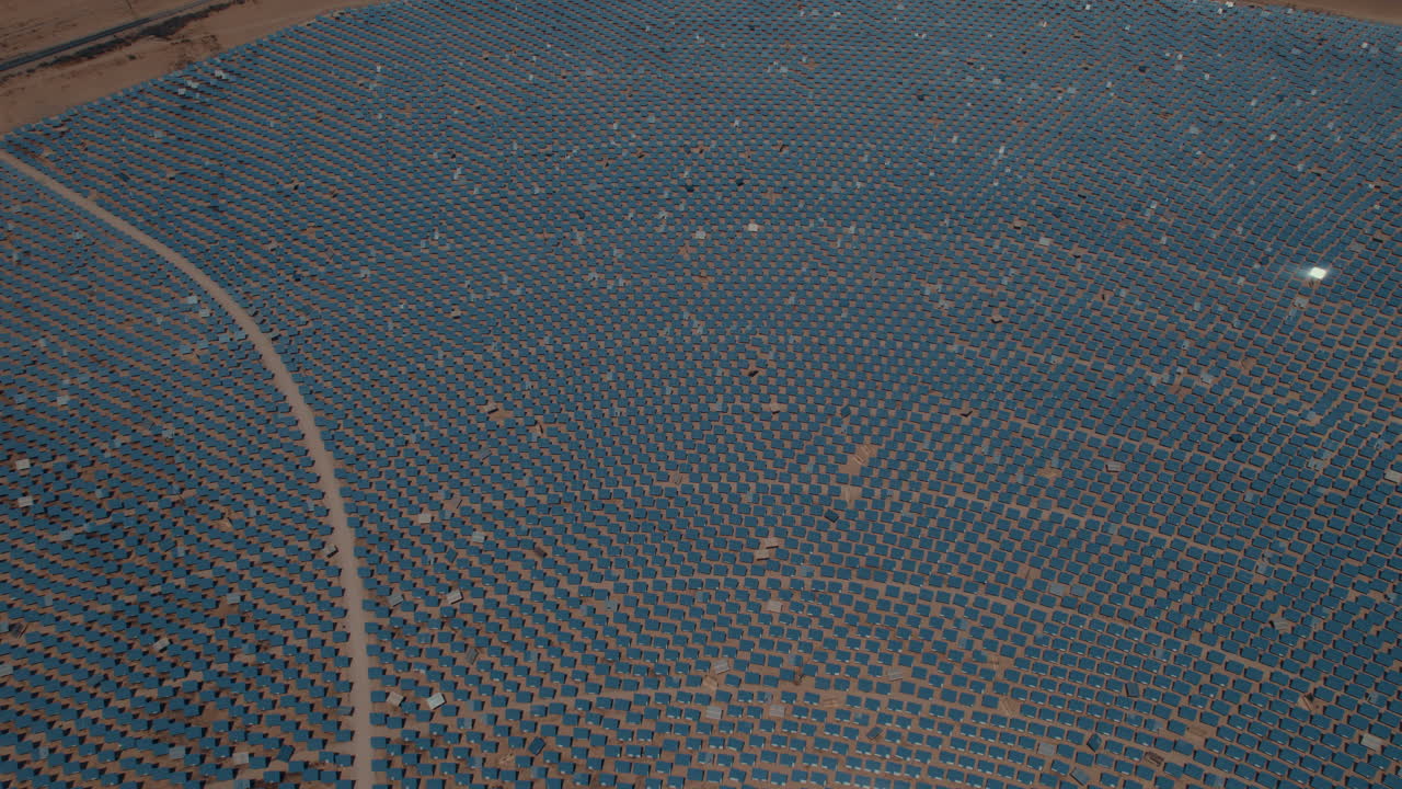 태양광 발전소에 있는 수백 개의 거울의 공중 촬영 - 무인 항공기