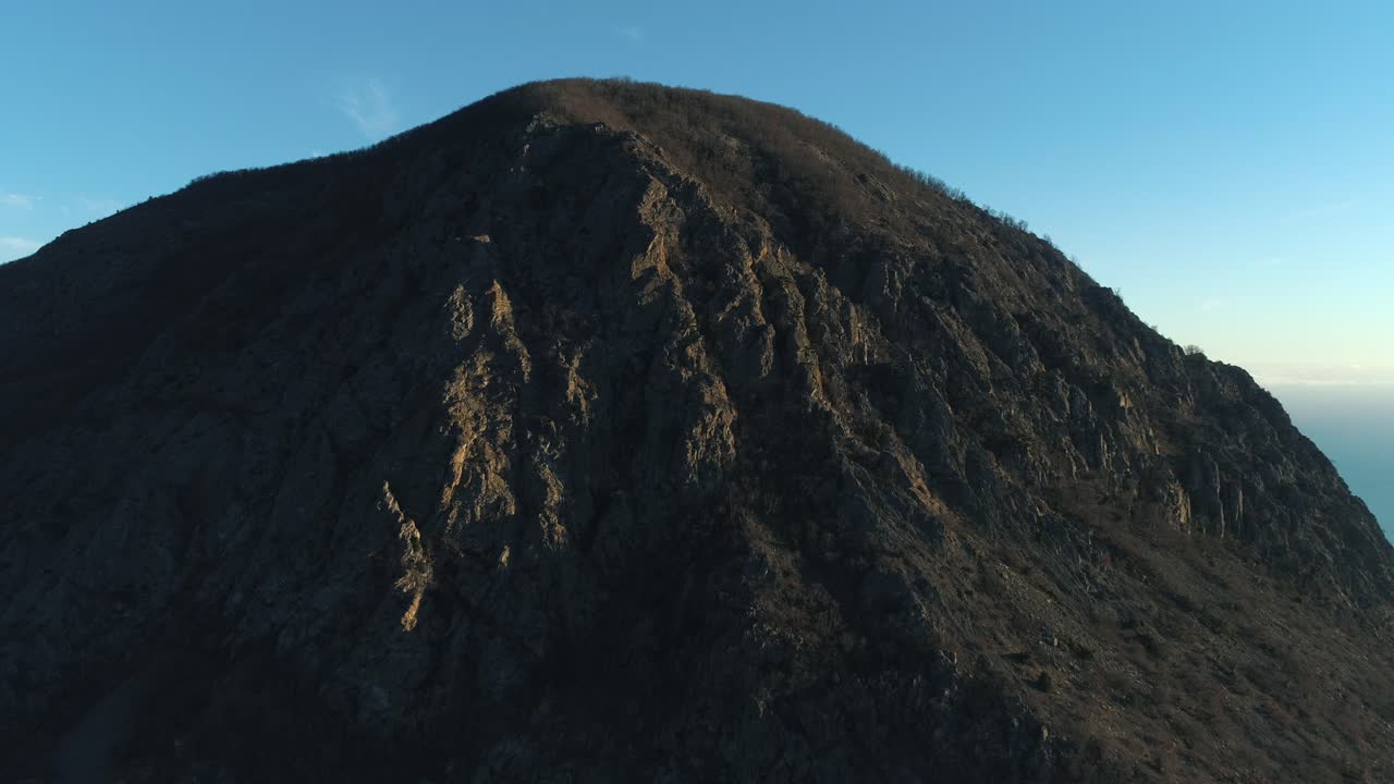 vista aérea del pico de la montaña