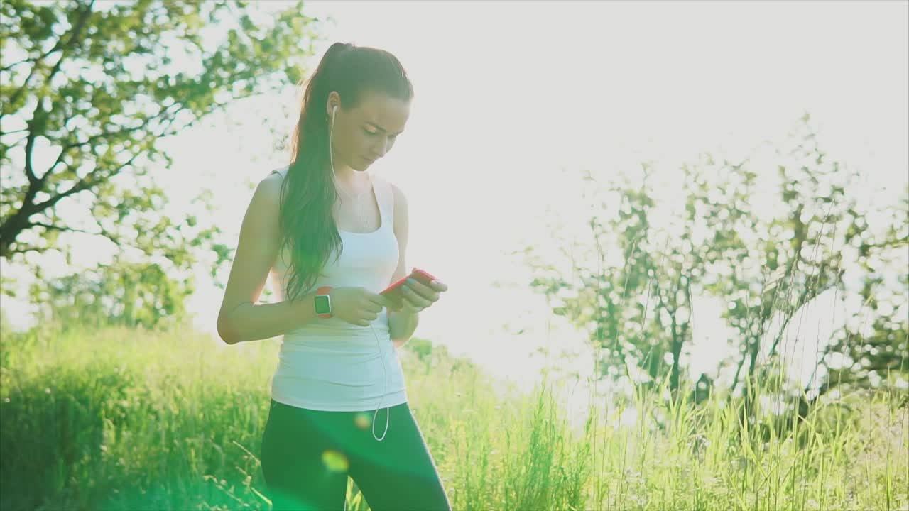 야외에서 전화를 사용하는 여성