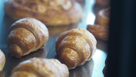 croissants recién horneados